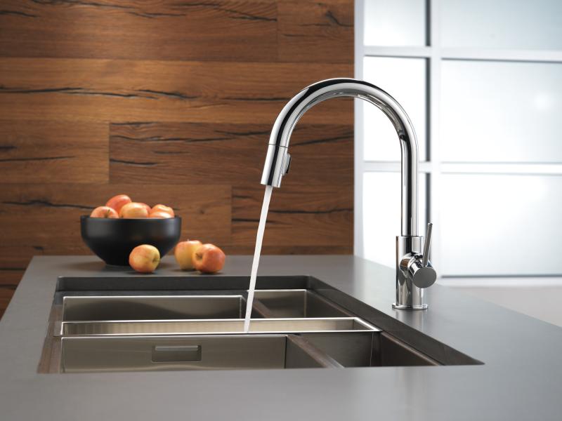 DELTA Trinsic Single Handle Pull-Down Kitchen Faucet — Chrome