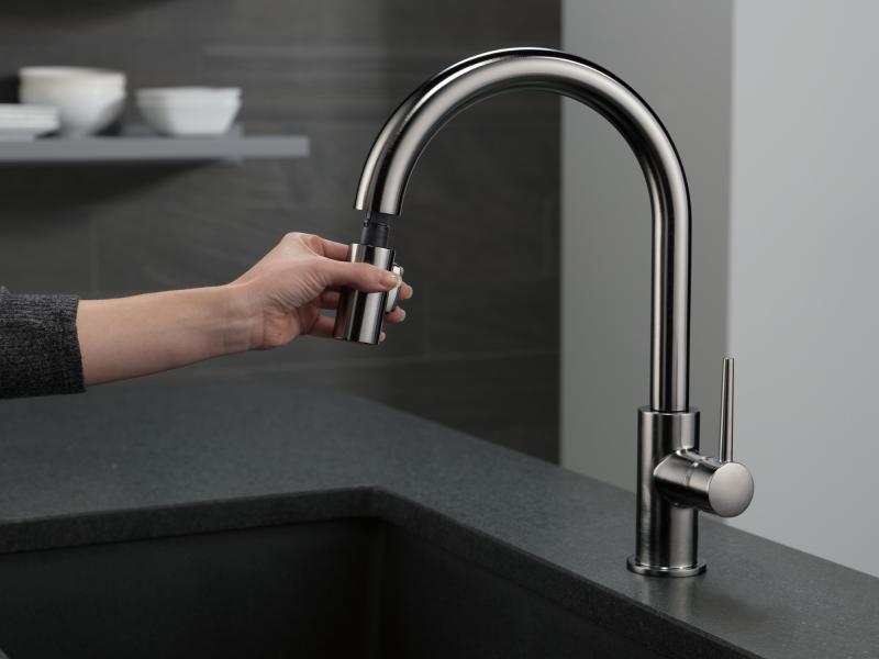DELTA Trinsic Single Handle Pull-Down Kitchen Faucet — Black Stainless
