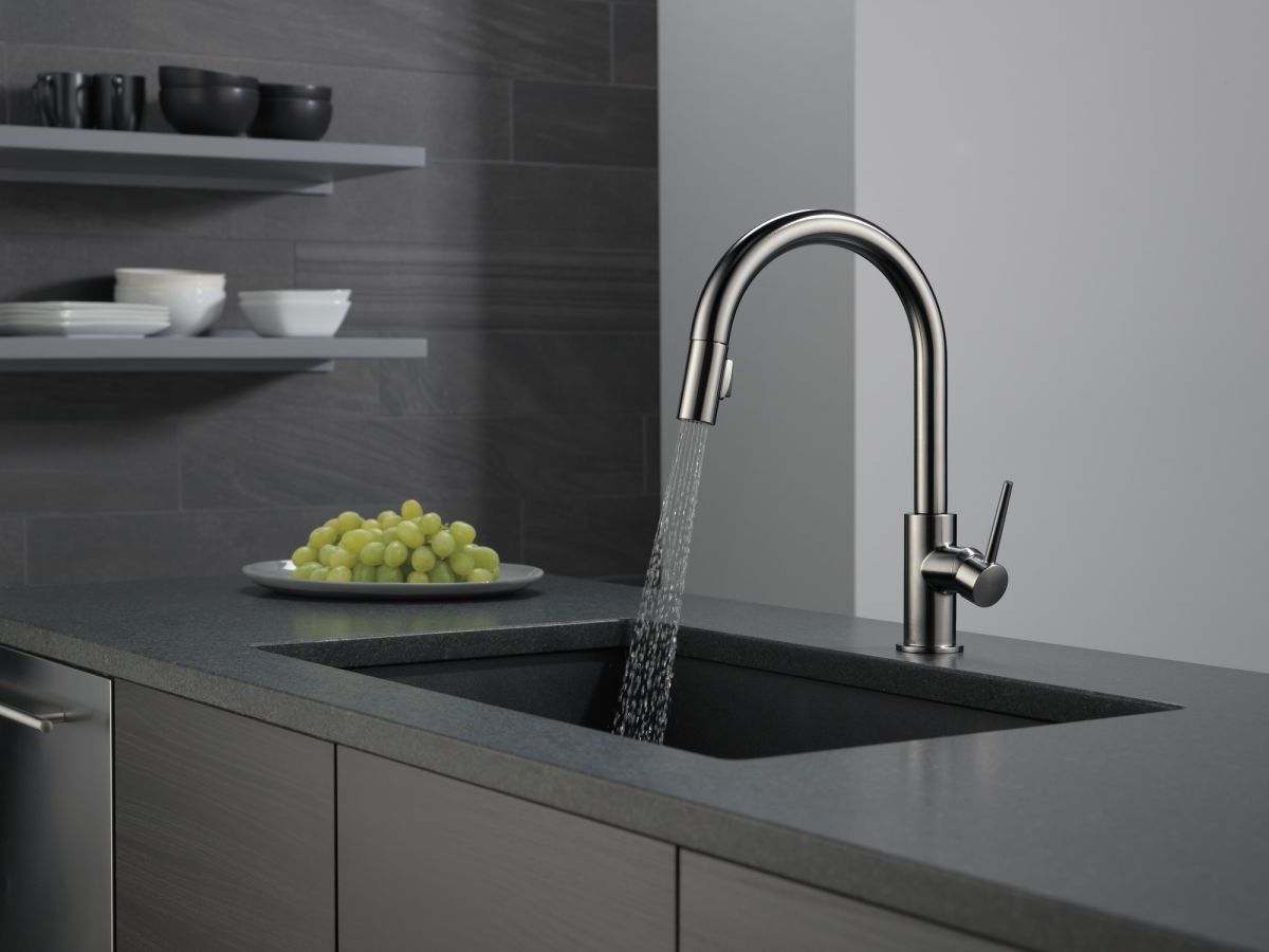 DELTA Trinsic Single Handle Pull-Down Kitchen Faucet — Black Stainless