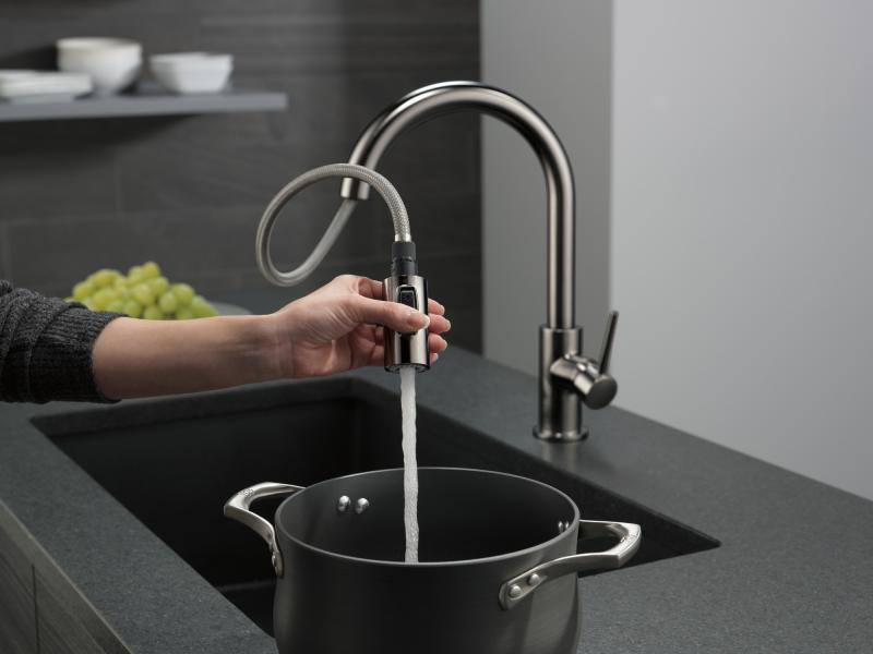 DELTA Trinsic Single Handle Pull-Down Kitchen Limited Swivel — Black Stainless
