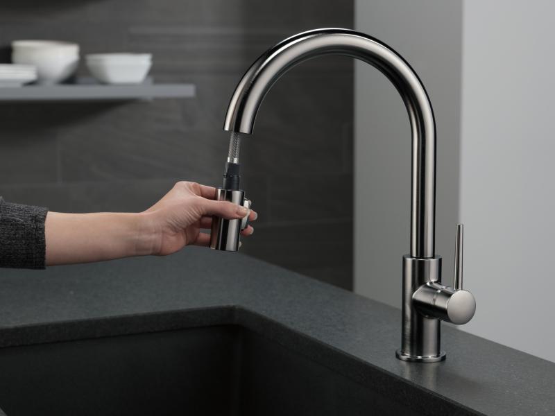 DELTA Trinsic Single Handle Pull-Down Kitchen Limited Swivel — Black Stainless