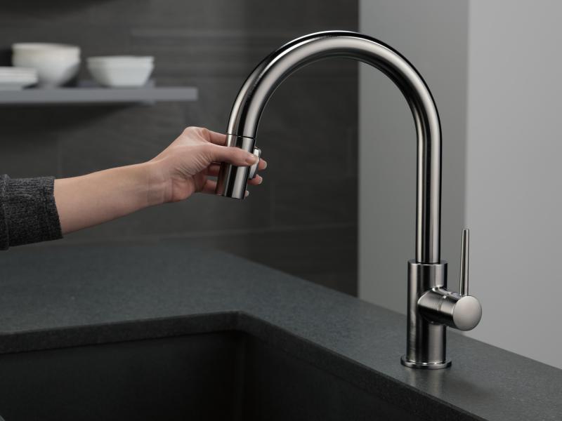 DELTA Trinsic Single Handle Pull-Down Kitchen Limited Swivel — Black Stainless