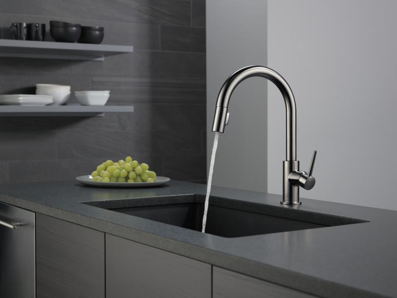 DELTA Trinsic Single Handle Pull-Down Kitchen Limited Swivel — Black Stainless