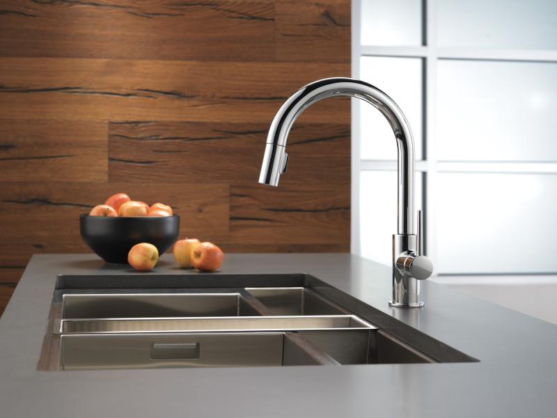 DELTA Trinsic Single Handle Pull-Down Kitchen Limited Swivel — Chrome