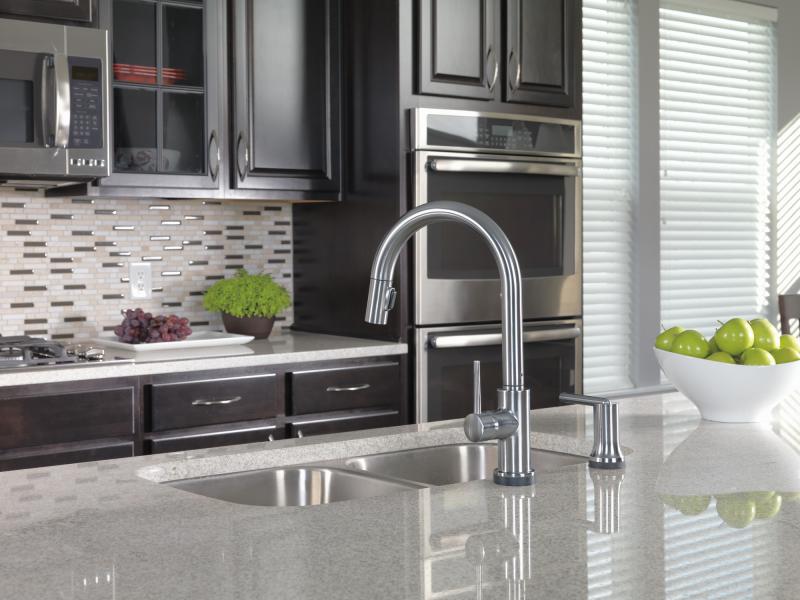 DELTA Trinsic Single Handle Pull-Down Kitchen Faucet with Touch2O Technology — Arctic Stainless