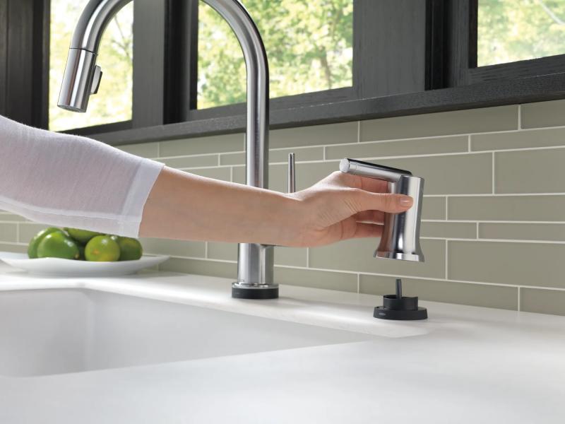 DELTA Trinsic Single Handle Pull-Down Kitchen Faucet with Touch2O Technology — Arctic Stainless