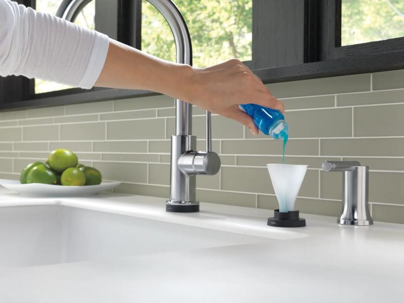 DELTA Trinsic Single Handle Pull-Down Kitchen Faucet with Touch2O Technology — Arctic Stainless