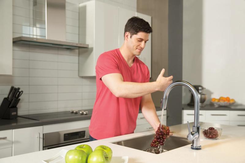 DELTA Trinsic Single Handle Pull-Down Kitchen Faucet with Touch2O Technology — Arctic Stainless