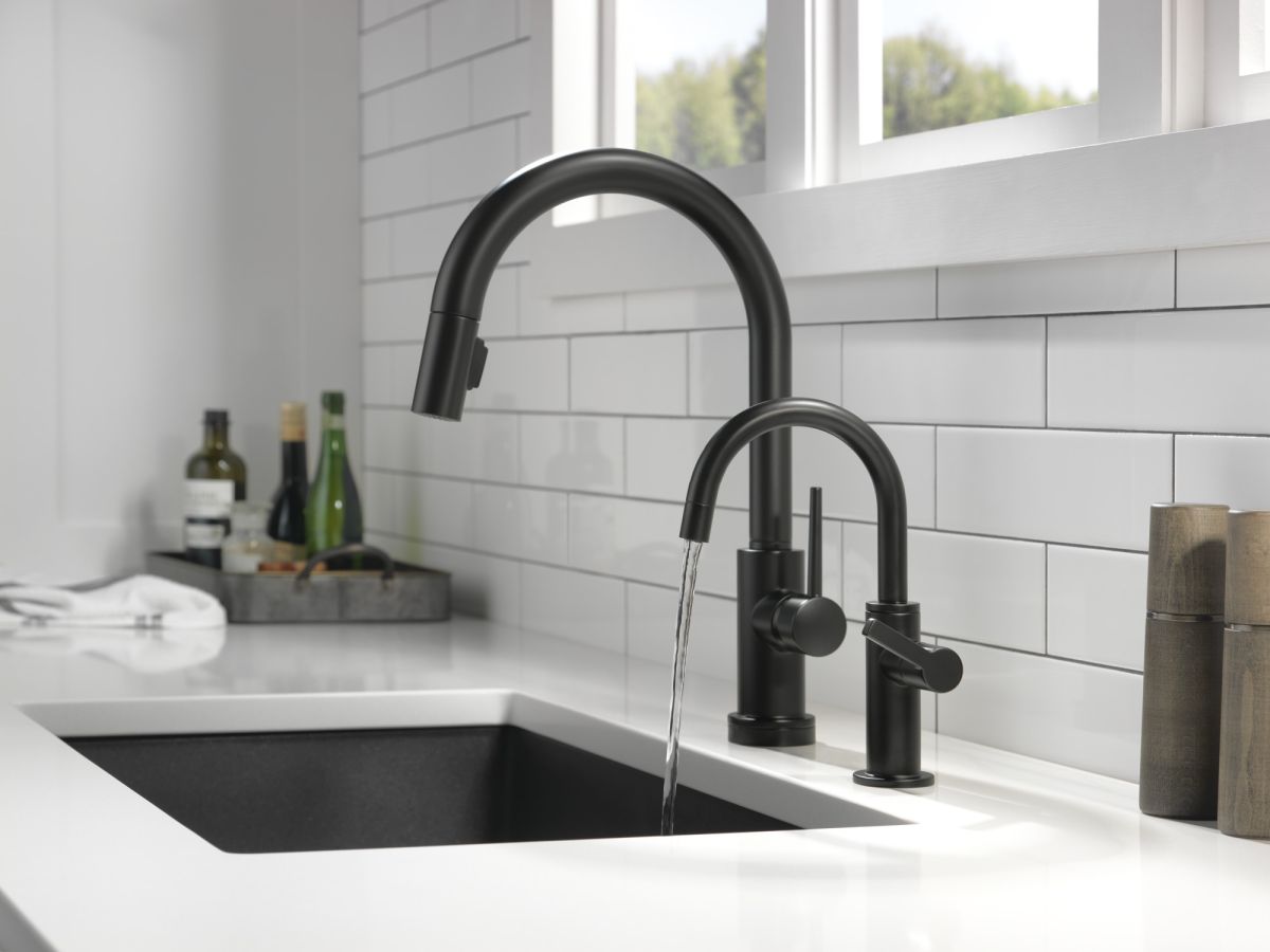 DELTA Trinsic Single Handle Pull-Down Kitchen Faucet with Touch2O Technology — Matte Black