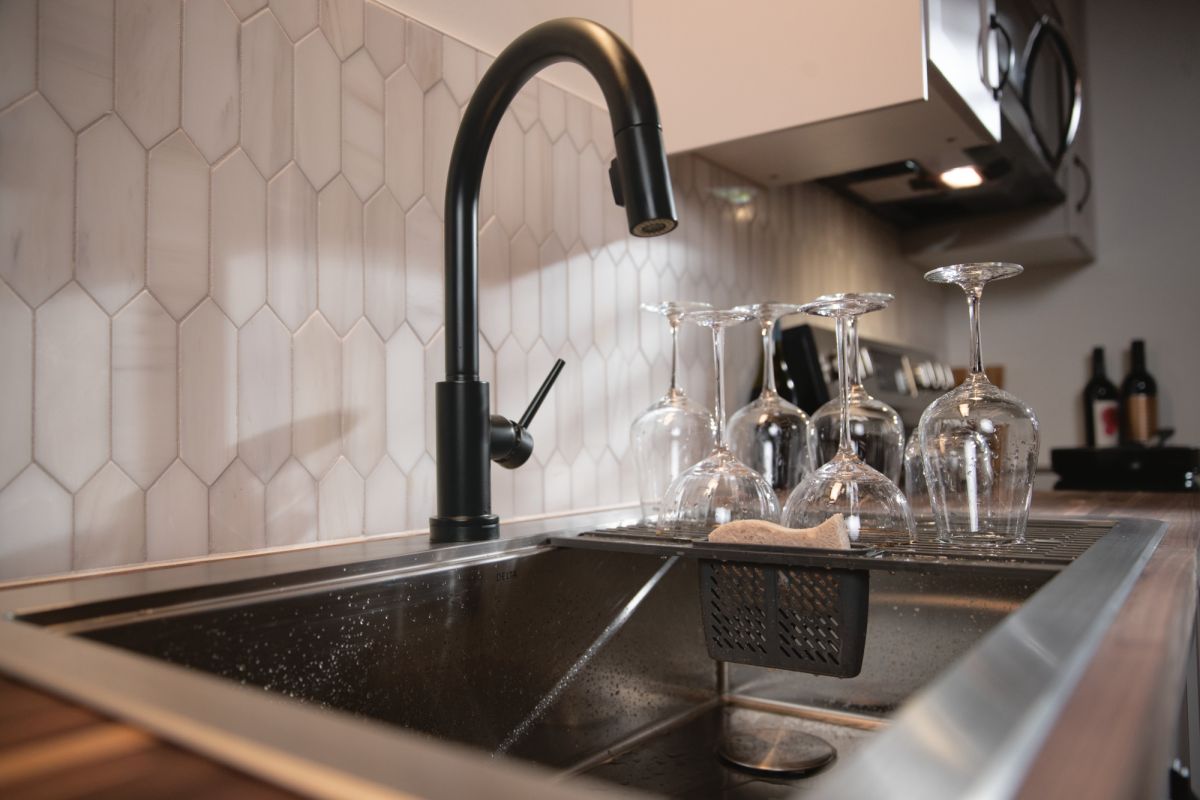 DELTA Trinsic Single Handle Pull-Down Kitchen Faucet with Touch2O Technology — Matte Black