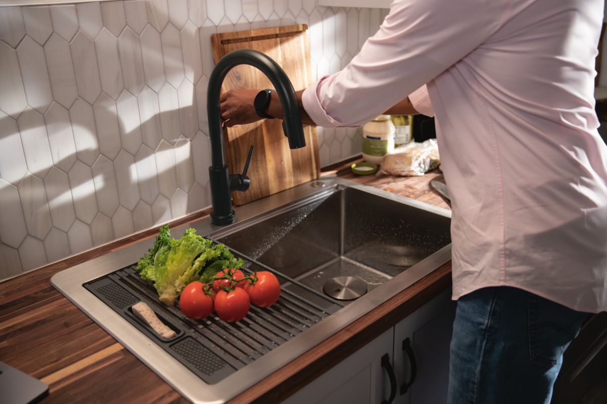 DELTA Trinsic Single Handle Pull-Down Kitchen Faucet with Touch2O Technology — Matte Black