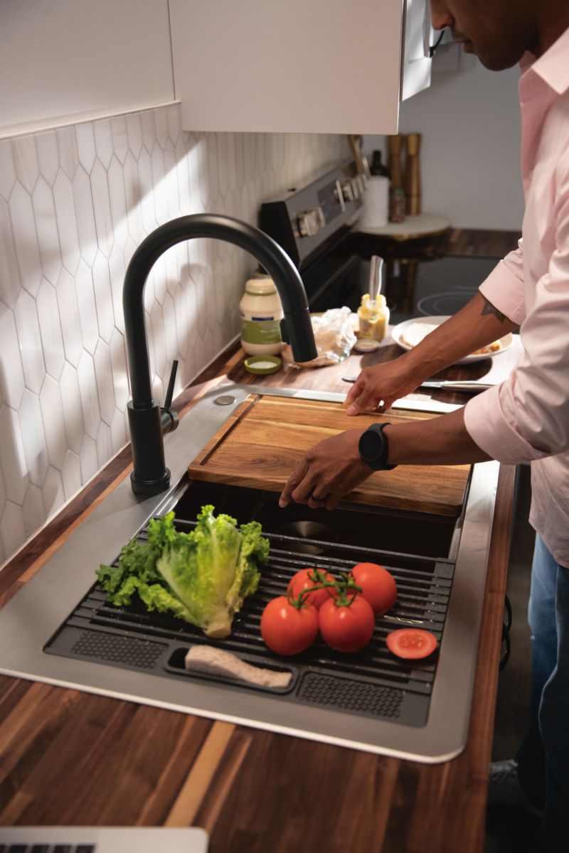 DELTA Trinsic Single Handle Pull-Down Kitchen Faucet with Touch2O Technology — Matte Black