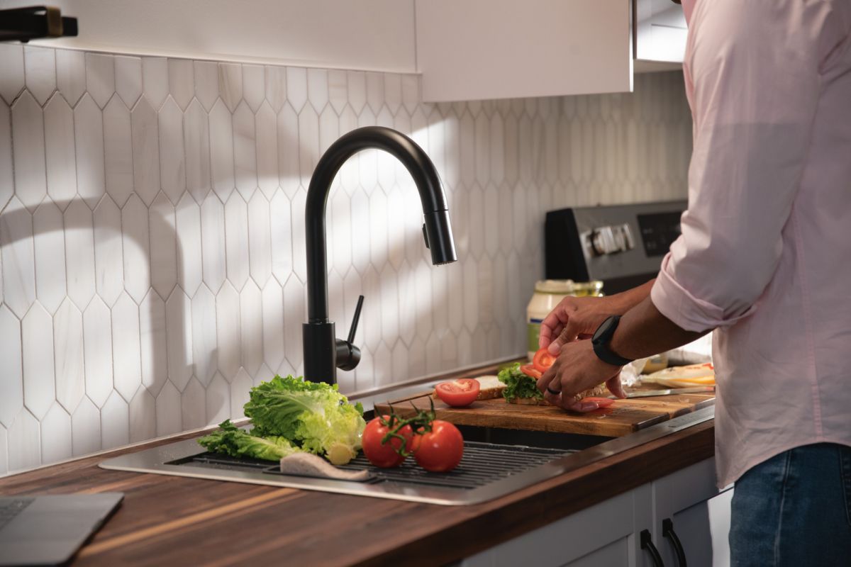 DELTA Trinsic Single Handle Pull-Down Kitchen Faucet with Touch2O Technology — Matte Black