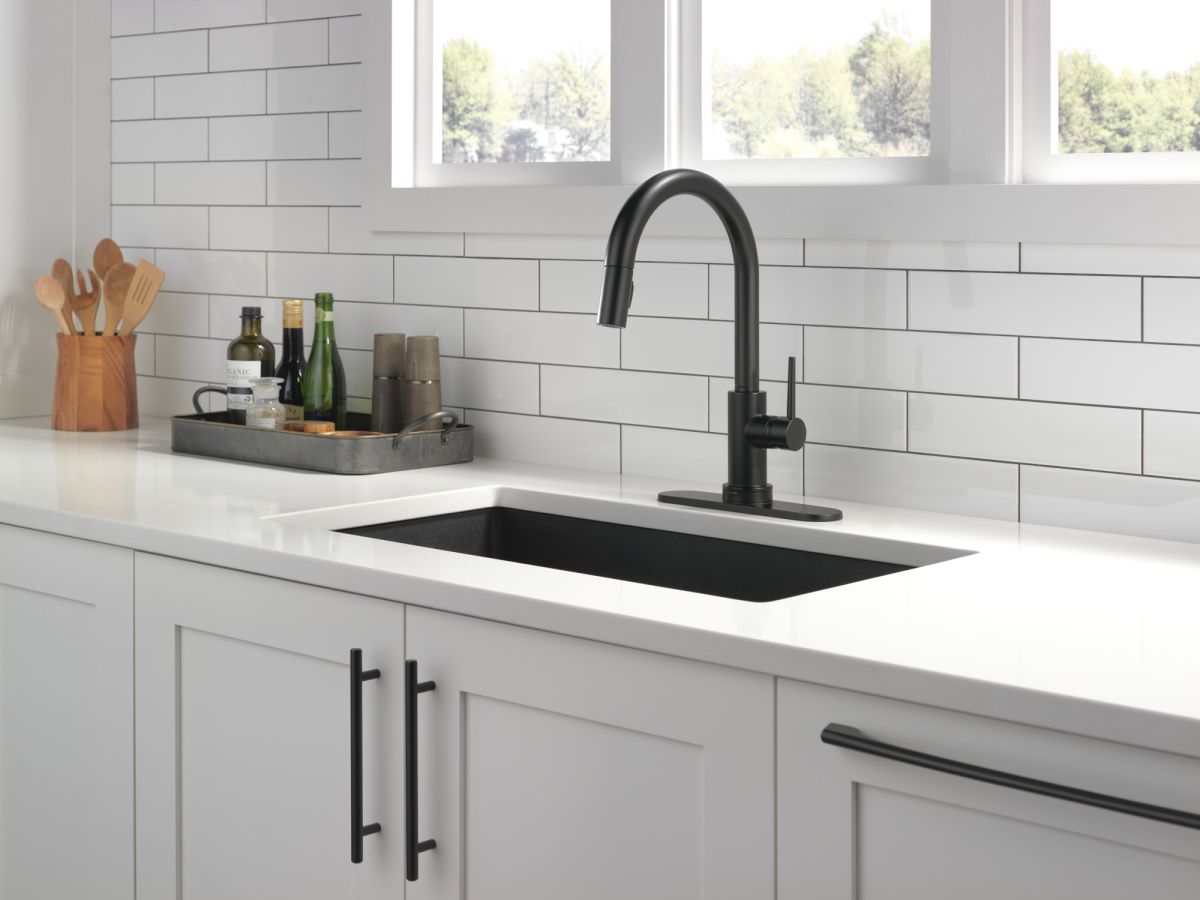 DELTA Trinsic Single Handle Pull-Down Kitchen Faucet with Touch2O Technology — Matte Black