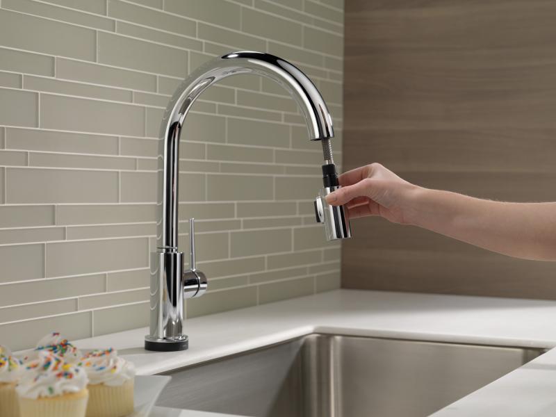 DELTA Trinsic Single Handle Pull-Down Kitchen Faucet with Touch2O Technology — Chrome