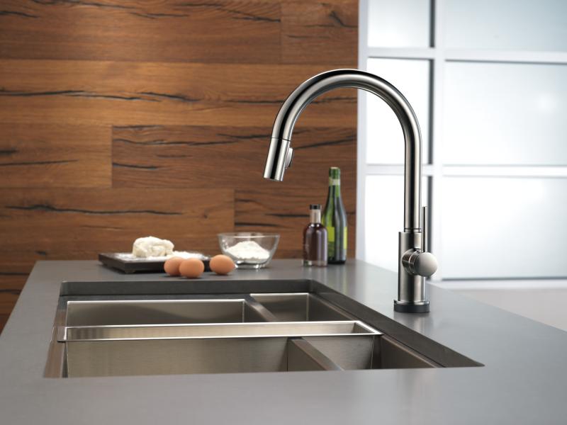 DELTA Trinsic Single Handle Pull-Down Kitchen Faucet with Touch — Black Stainless