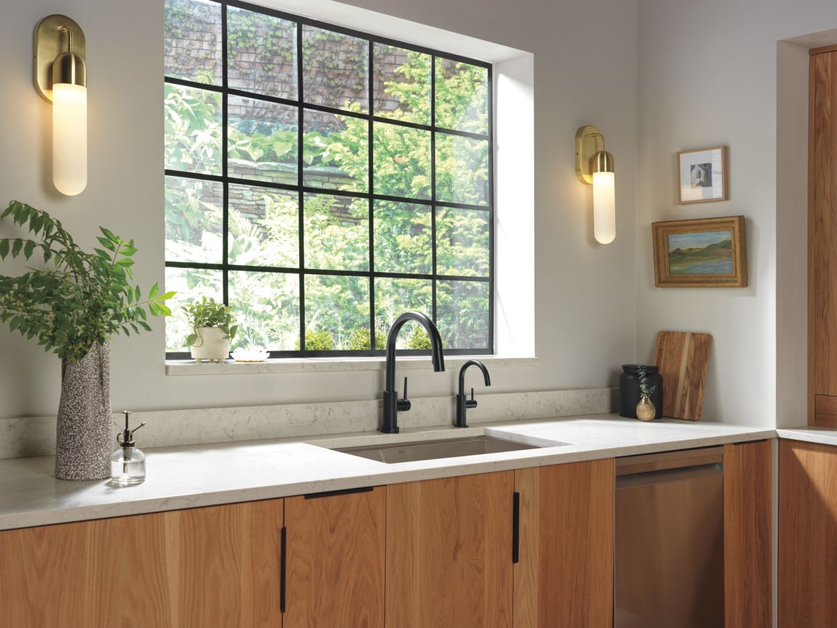 DELTA Other Contemporary Round Beverage Faucet — Matte Black