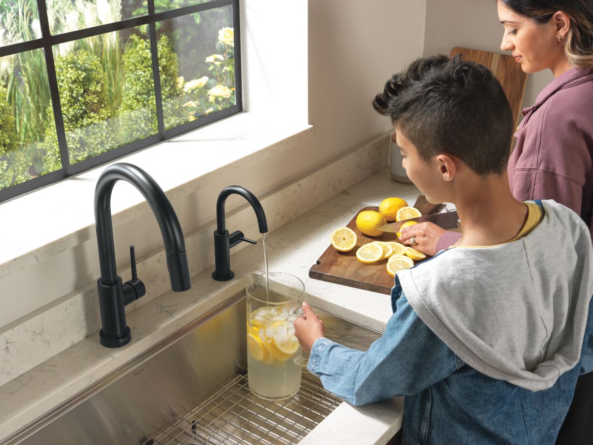 DELTA Other Contemporary Round Beverage Faucet — Matte Black