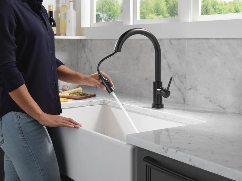 DELTA Trinsic VoiceIQ Kitchen Faucet with Touch2O Technology with Touchless Technology — Matte Black