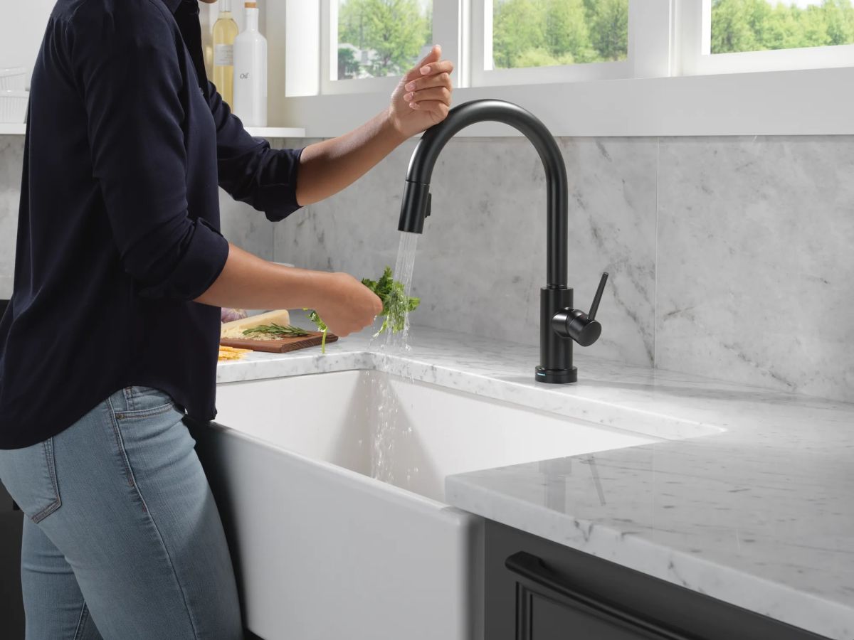 DELTA Trinsic VoiceIQ Kitchen Faucet with Touch2O Technology with Touchless Technology — Matte Black