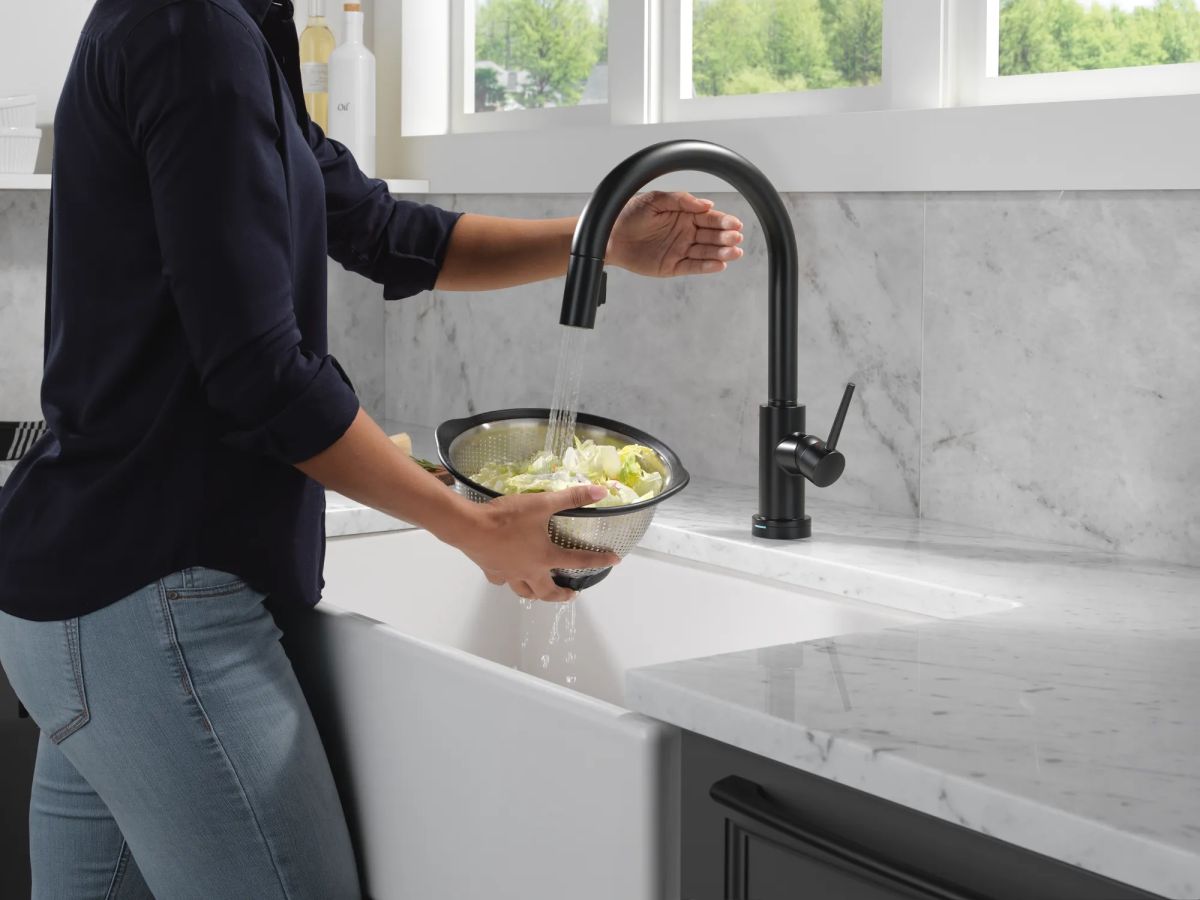 DELTA Trinsic VoiceIQ Kitchen Faucet with Touch2O Technology with Touchless Technology — Matte Black