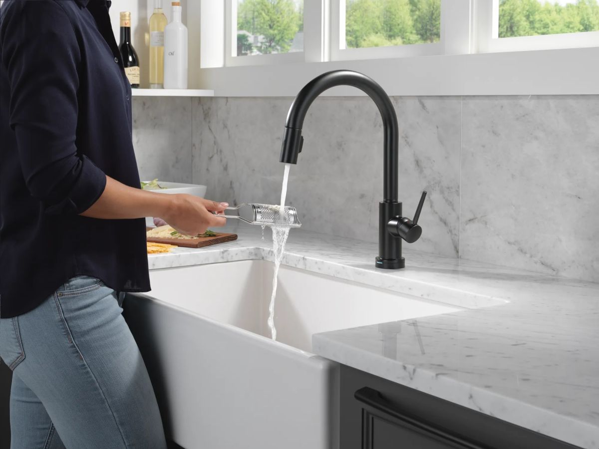 DELTA Trinsic VoiceIQ Kitchen Faucet with Touch2O Technology with Touchless Technology — Matte Black