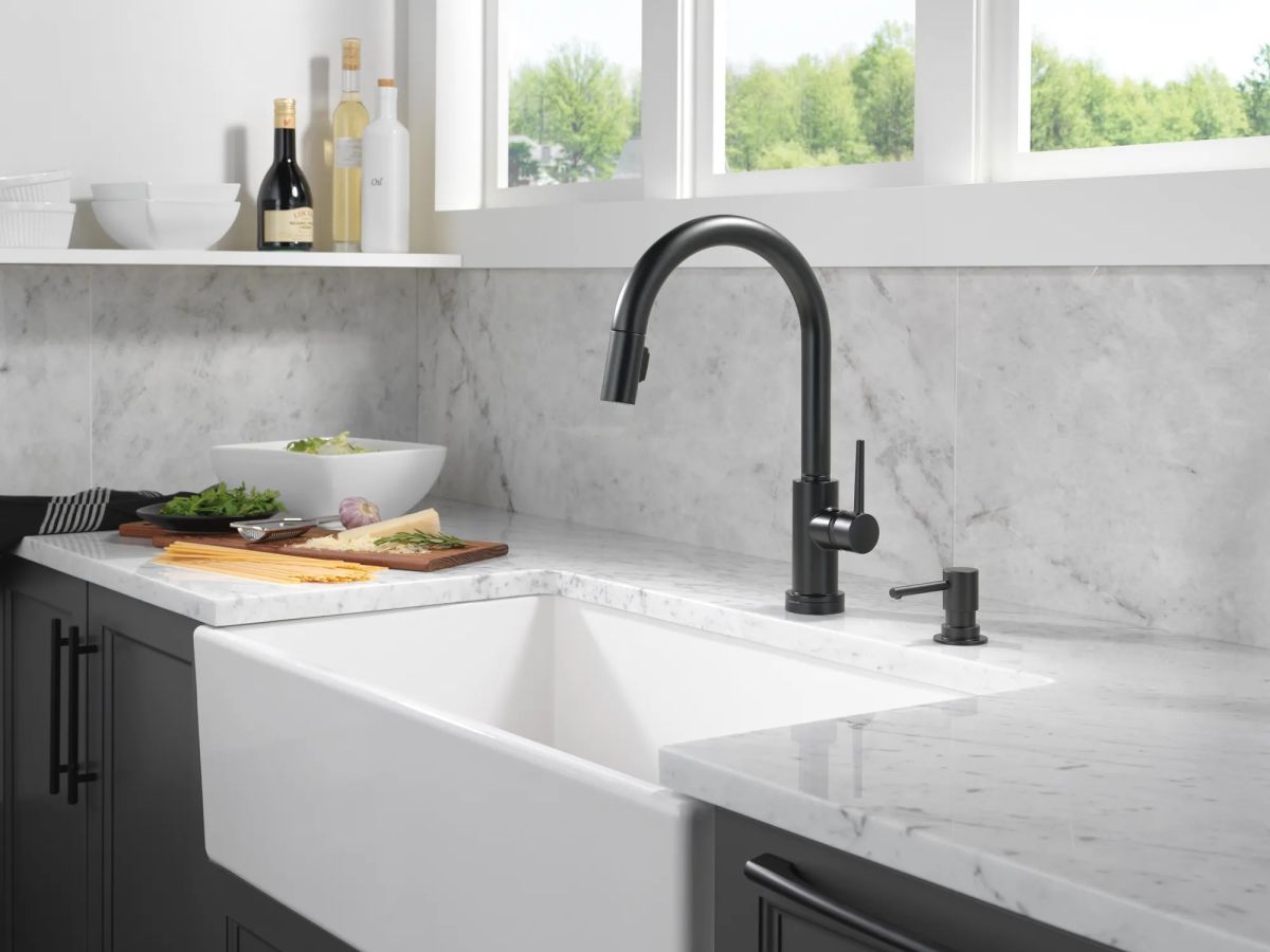 DELTA Trinsic VoiceIQ Kitchen Faucet with Touch2O Technology with Touchless Technology — Matte Black
