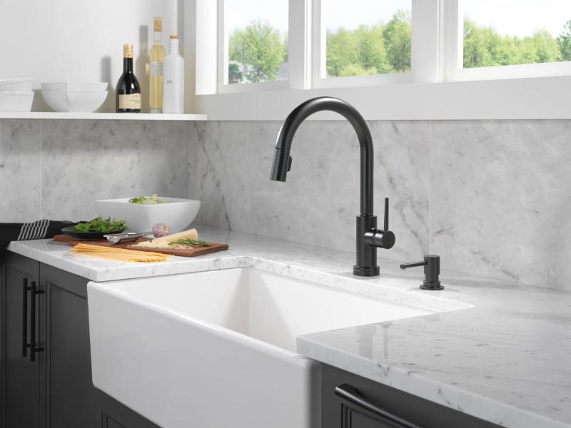 DELTA Trinsic VoiceIQ Kitchen Faucet with Touch2O Technology with Touchless Technology — Matte Black