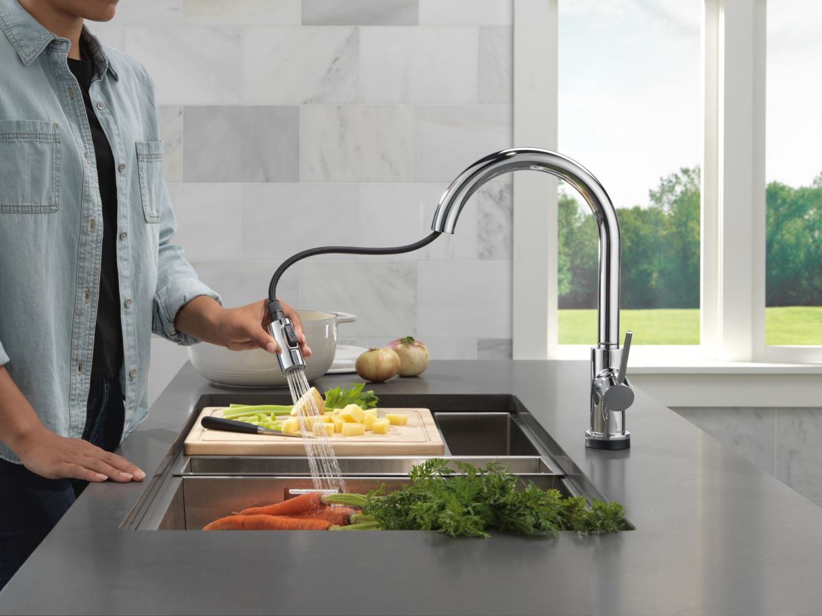 DELTA Trinsic VoiceIQ Kitchen Faucet with Touch2O Technology with Touchless Technology — Chrome