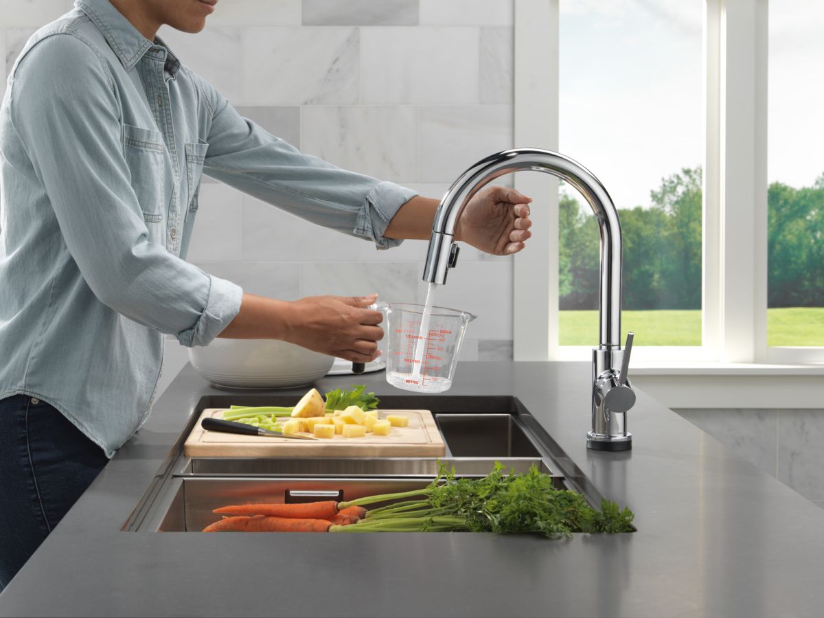 DELTA Trinsic VoiceIQ Kitchen Faucet with Touch2O Technology with Touchless Technology — Chrome