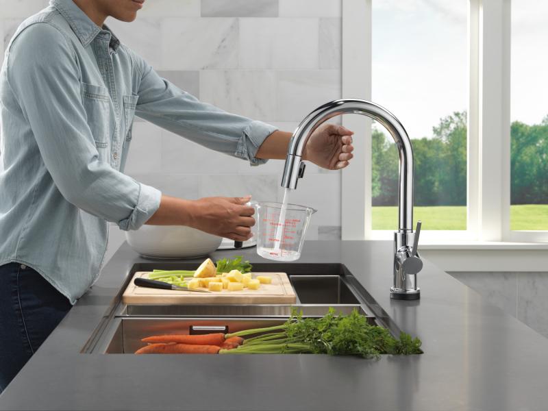 DELTA Trinsic VoiceIQ Kitchen Faucet with Touch2O Technology with Touchless Technology — Chrome