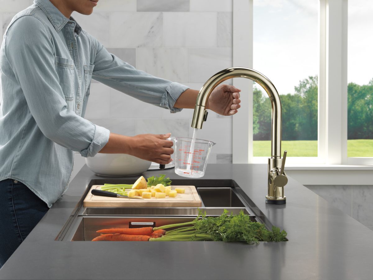 DELTA Trinsic VoiceIQ Kitchen Faucet with Touch2O Technology with Touchless Technology — Polished Nickel