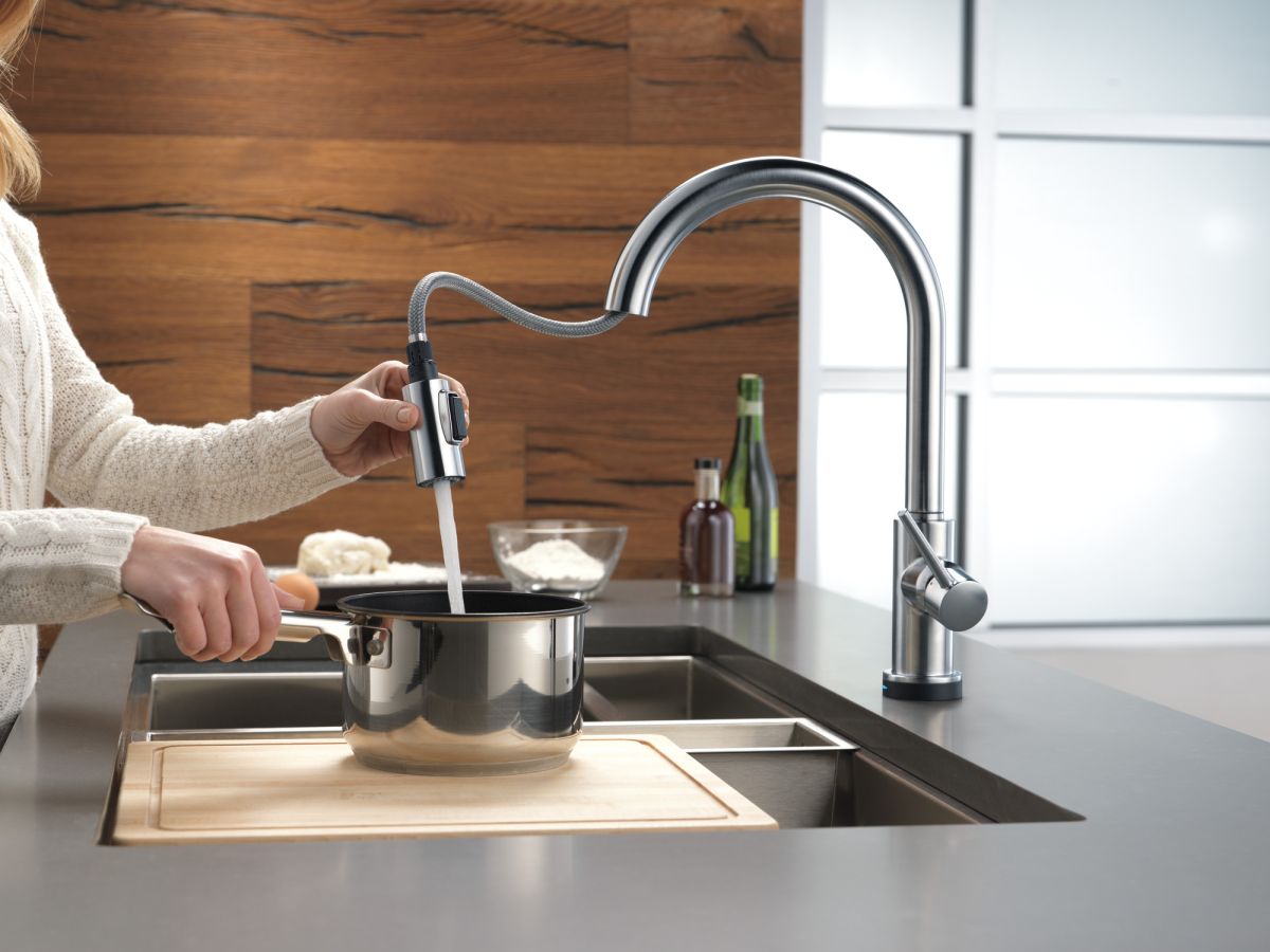 DELTA Trinsic VoiceIQ Single-Handle Pull-Down Kitchen Faucet with Touch2O Technology — Arctic Stainless