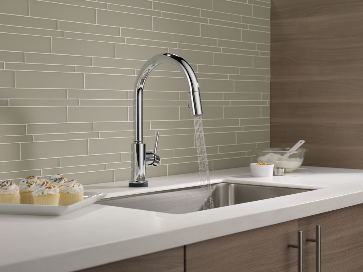 DELTA Trinsic VoiceIQ Single-Handle Pull-Down Kitchen Faucet with Touch2O Technology — Chrome