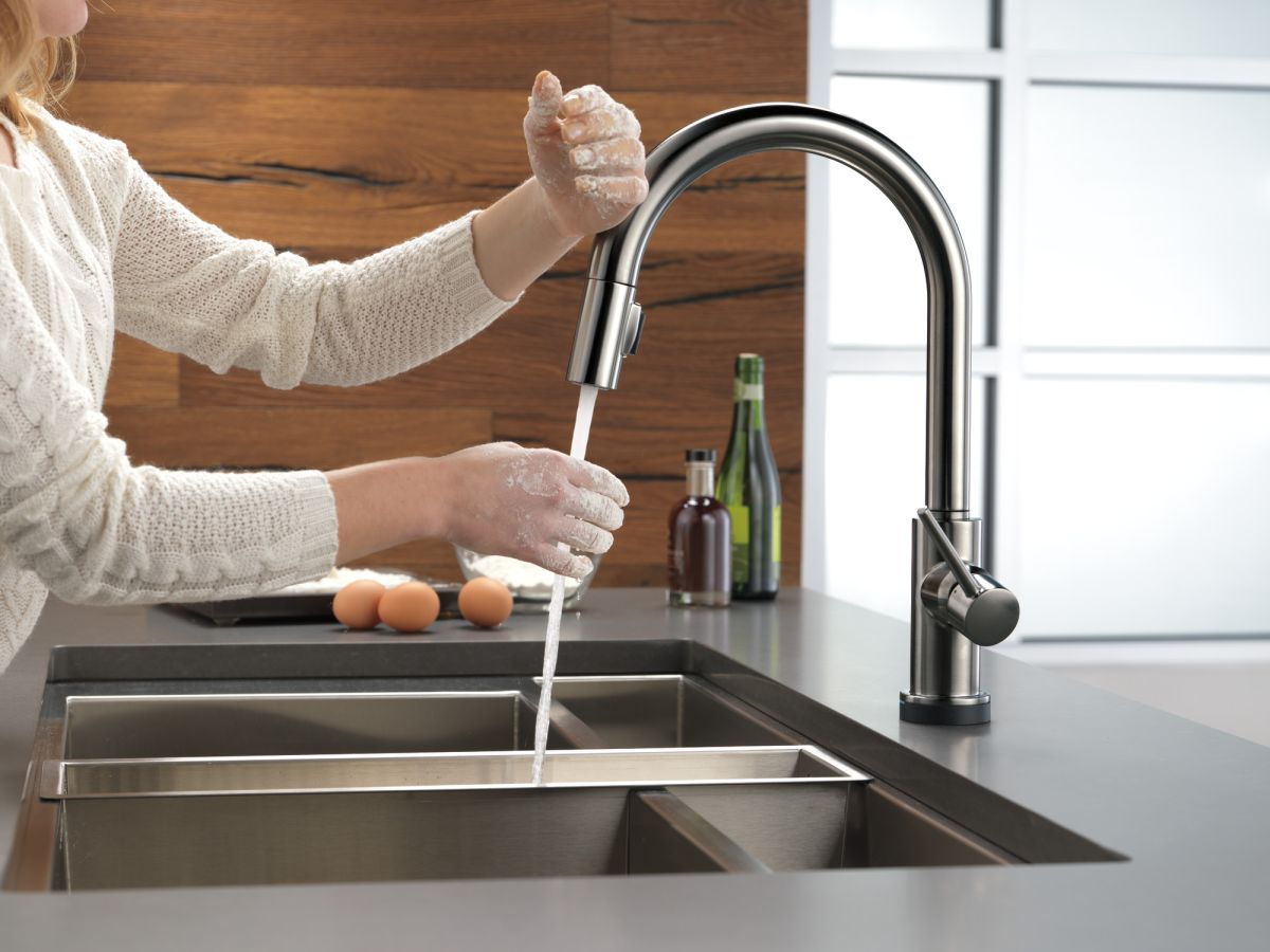 DELTA Trinsic VoiceIQ Single-Handle Pull-Down Kitchen Faucet with Touch2O Technology Technology — Black Stainless