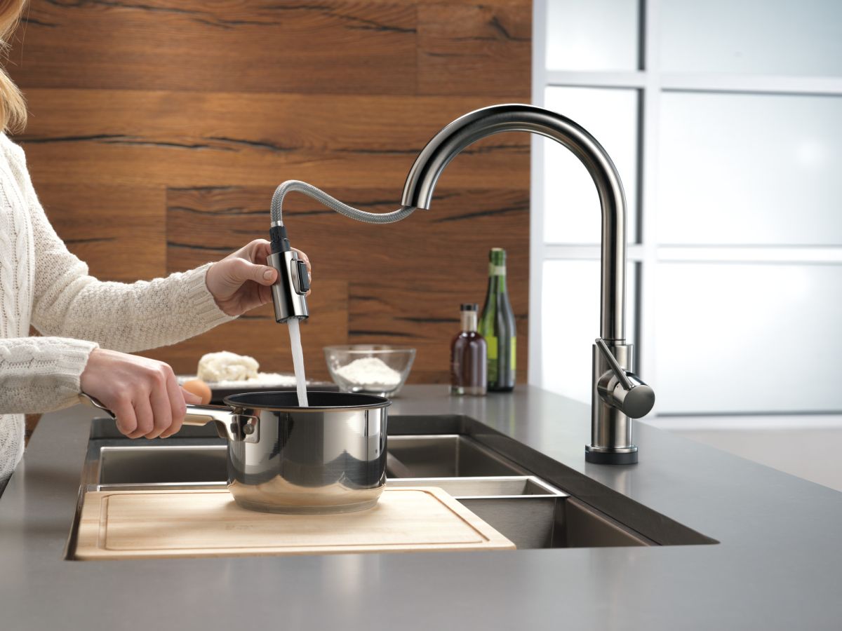 DELTA Trinsic VoiceIQ Single-Handle Pull-Down Kitchen Faucet with Touch2O Technology Technology — Black Stainless