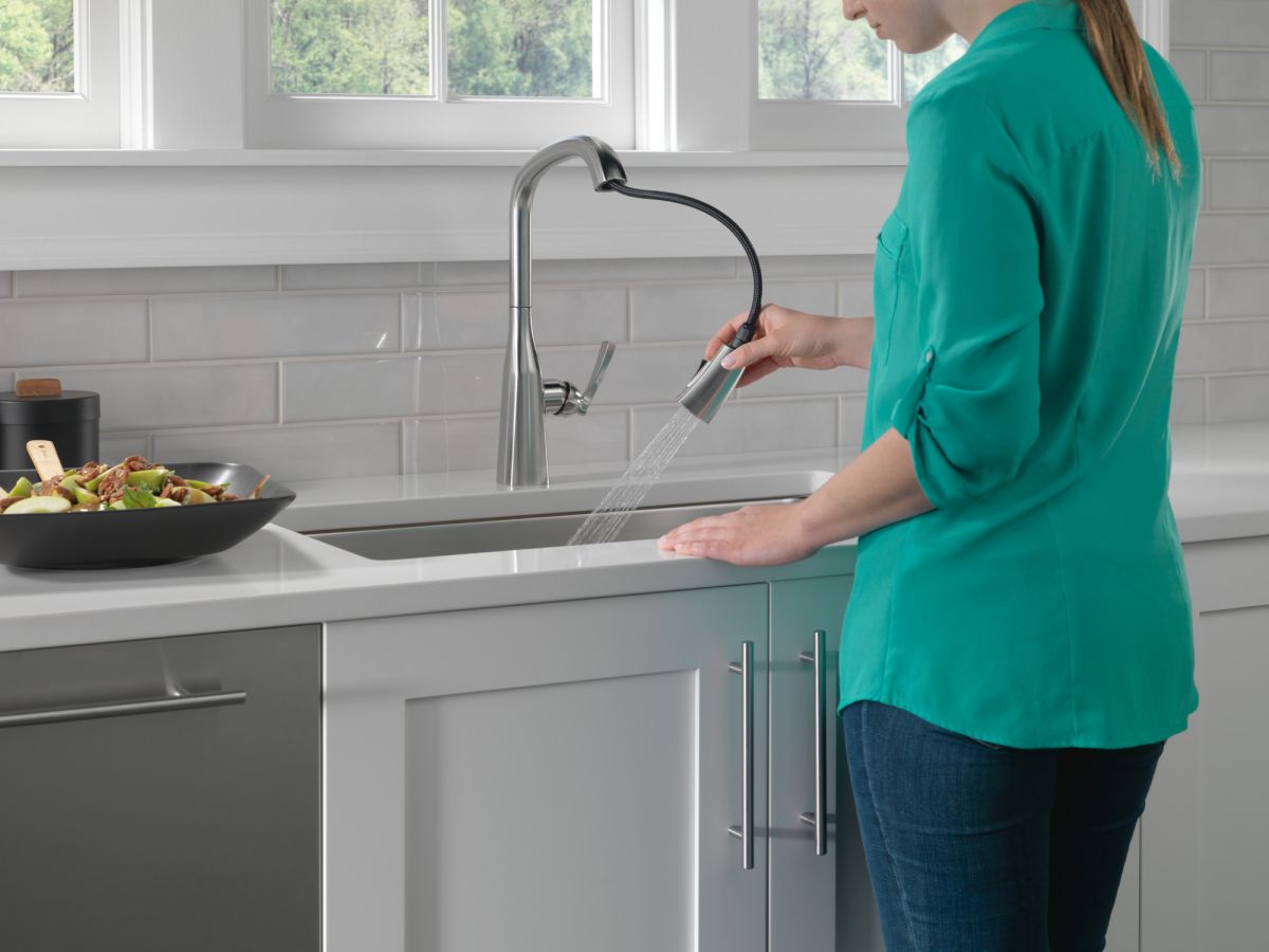 DELTA Stryke Single Handle Pull-Down Kitchen Faucet — Lumicoat® Arctic Stainless