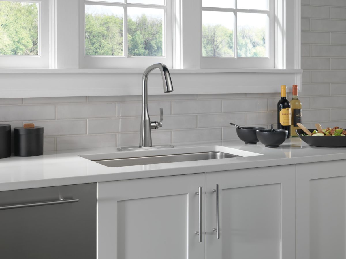 DELTA Stryke Single Handle Pull-Down Kitchen Faucet — Lumicoat® Arctic Stainless
