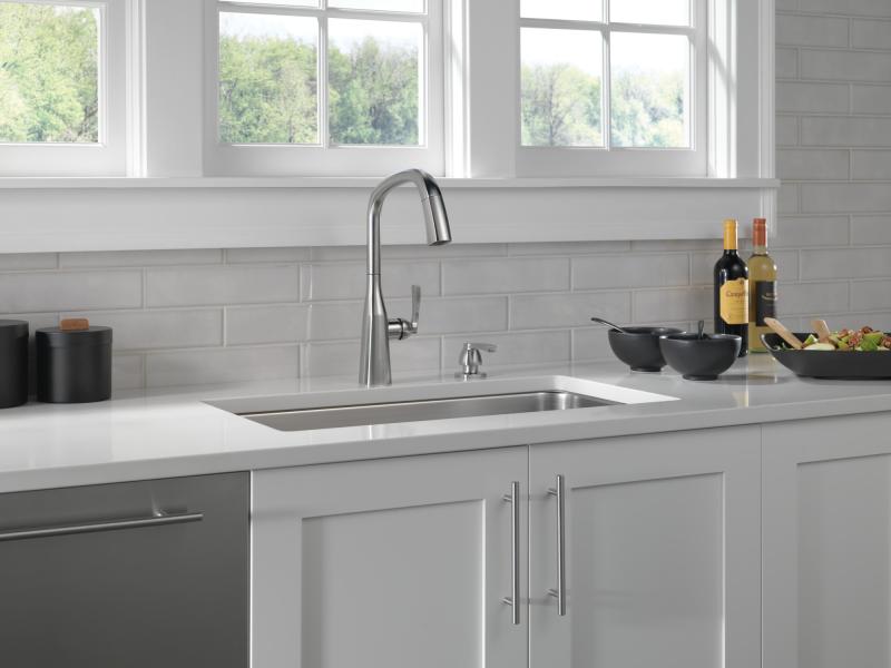 DELTA Stryke Single Handle Pull-Down Kitchen Faucet — Lumicoat® Arctic Stainless