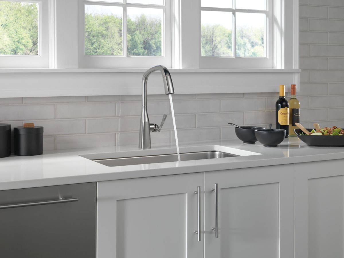 DELTA Stryke Single Handle Pull-Down Kitchen Faucet — Lumicoat® Arctic Stainless