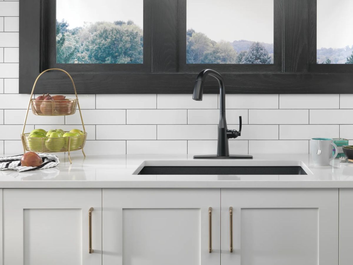 DELTA Stryke Single Handle Pull-Down Kitchen Faucet — Matte Black