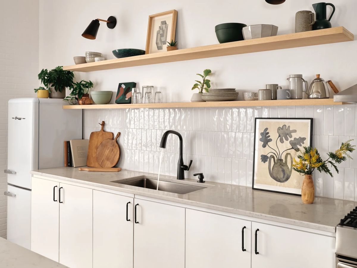 DELTA Stryke Single Handle Pull-Down Kitchen Faucet — Matte Black