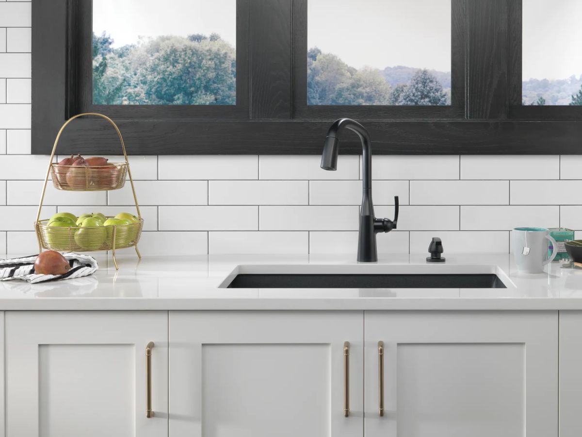 DELTA Stryke Single Handle Pull-Down Kitchen Faucet — Matte Black