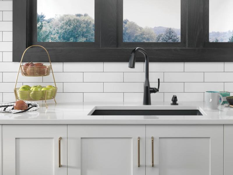 DELTA Stryke Single Handle Pull-Down Kitchen Faucet — Matte Black