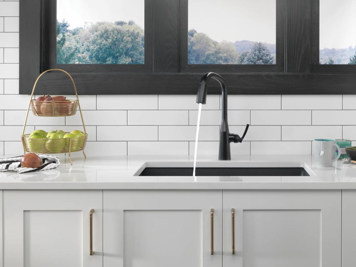 DELTA Stryke Single Handle Pull-Down Kitchen Faucet — Matte Black