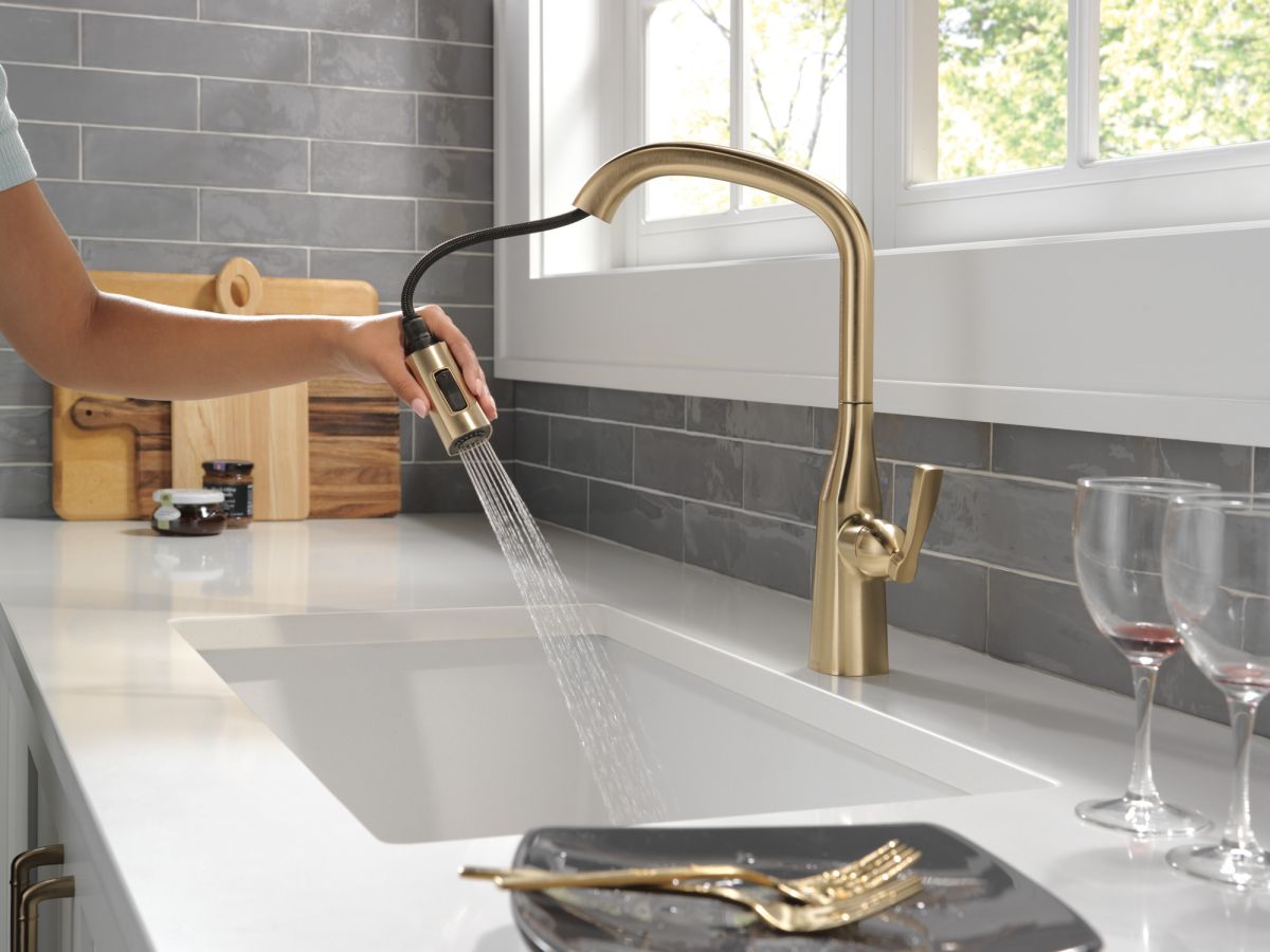 DELTA Stryke Single Handle Pull-Down Kitchen Faucet — Lumicoat® Champagne Bronze