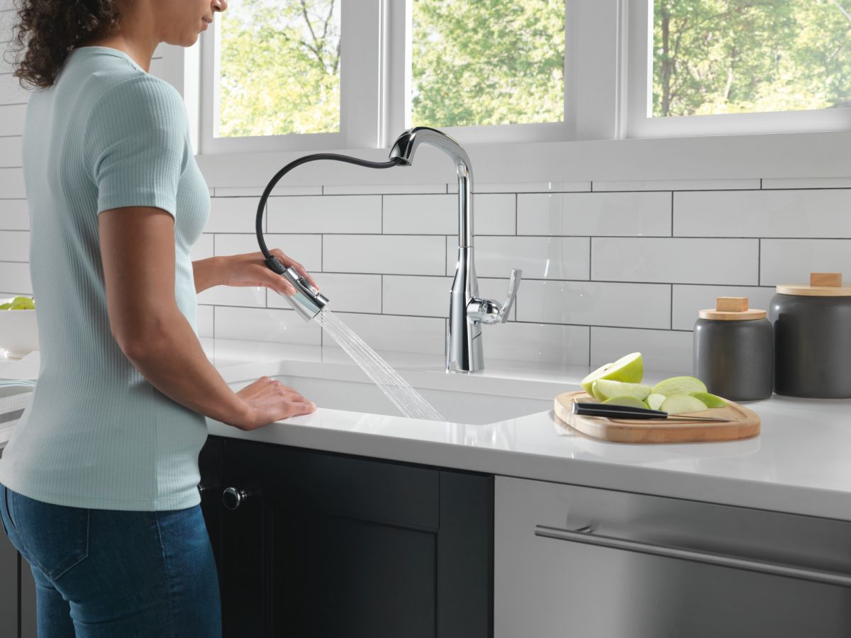 DELTA Stryke Single Handle Pull-Down Kitchen Faucet — Lumicoat® Chrome