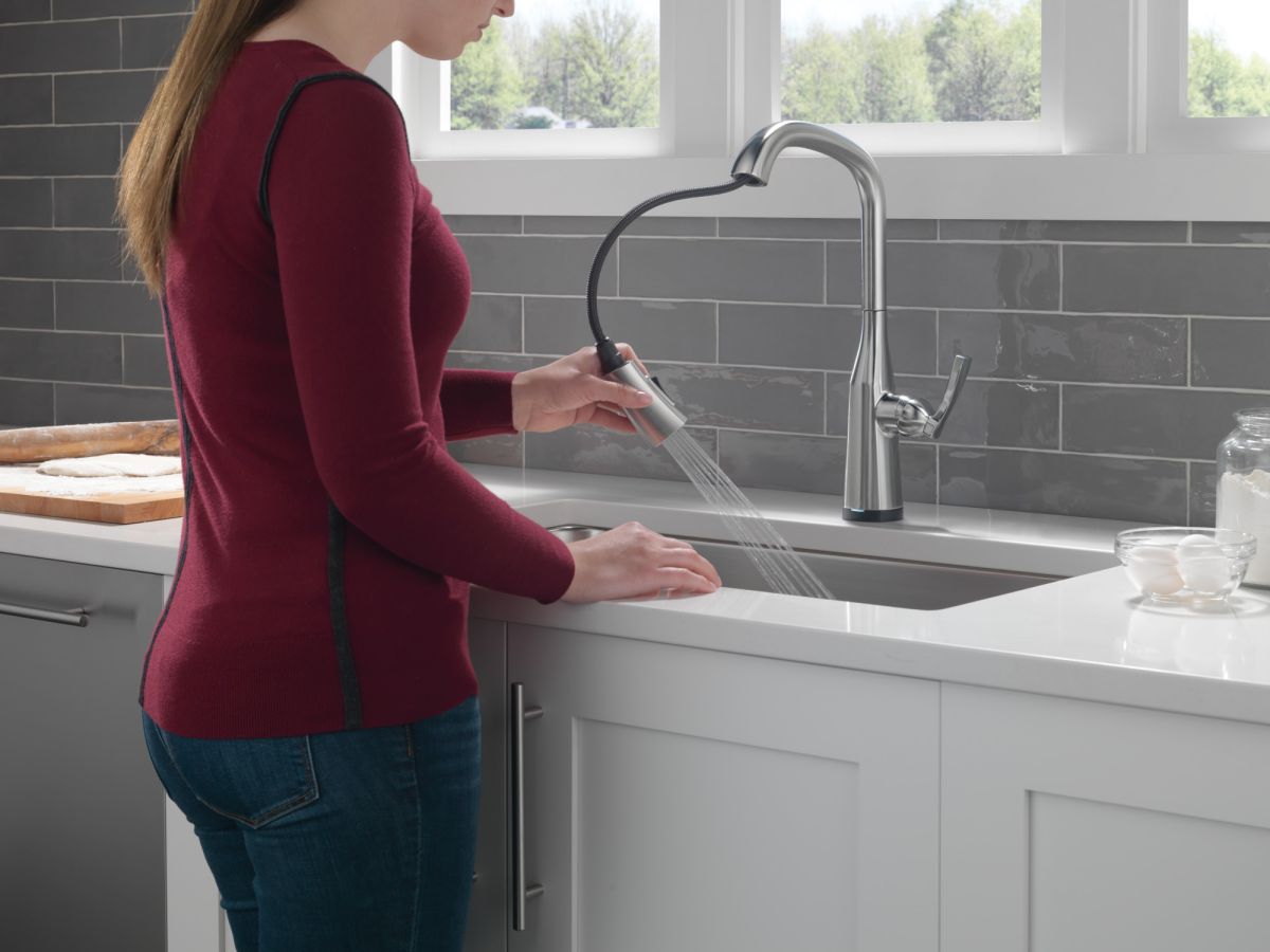DELTA Stryke Single Handle Pull-Down Kitchen Faucet with Touch2O Technology — Lumicoat® Arctic Stainless