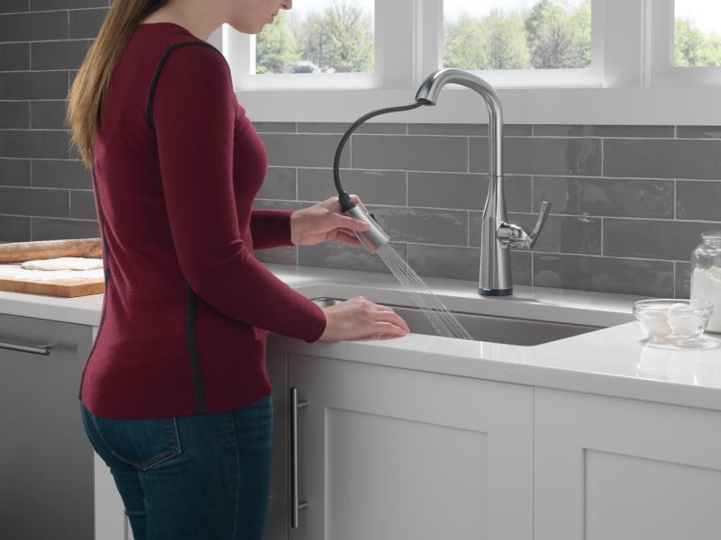 DELTA Stryke Single Handle Pull-Down Kitchen Faucet with Touch2O Technology — Lumicoat® Arctic Stainless