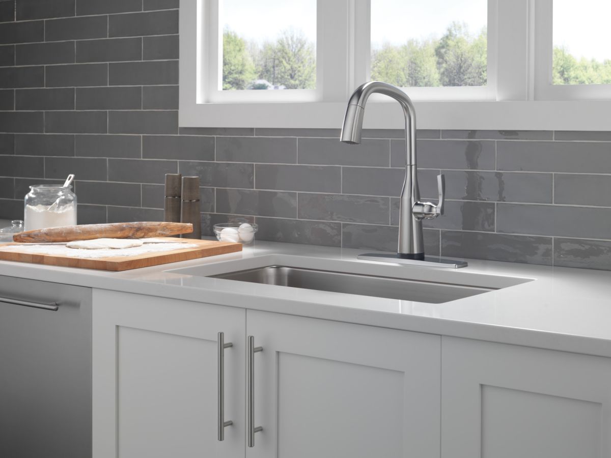 DELTA Stryke Single Handle Pull-Down Kitchen Faucet with Touch2O Technology — Lumicoat® Arctic Stainless